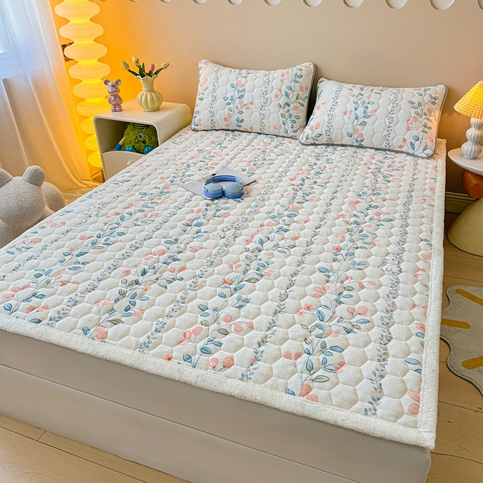 91家纺网 家纺一手货源 找家纺 伊人坊 2024新款牛奶绒印花大豆夹棉床护垫 花枝蔓兔