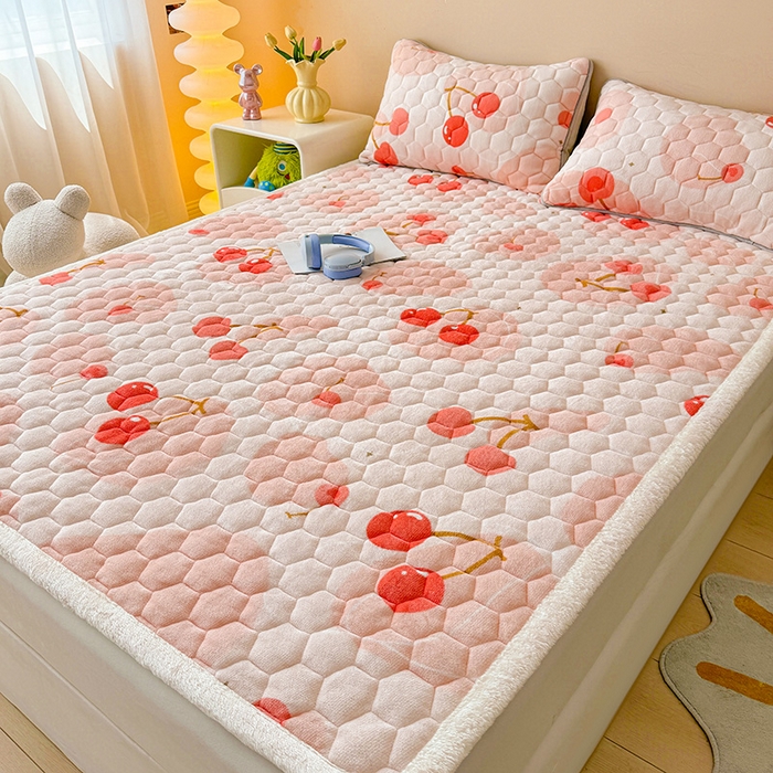 91家纺网 家纺一手货源 找家纺 伊人坊 2024新款牛奶绒印花大豆夹棉床护垫 爱心樱桃