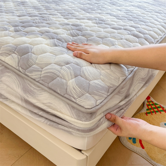 91家纺网 家纺一手货源 找家纺 伊人坊 2024新款牛奶绒印花大豆夹棉床笠 新潮海浪