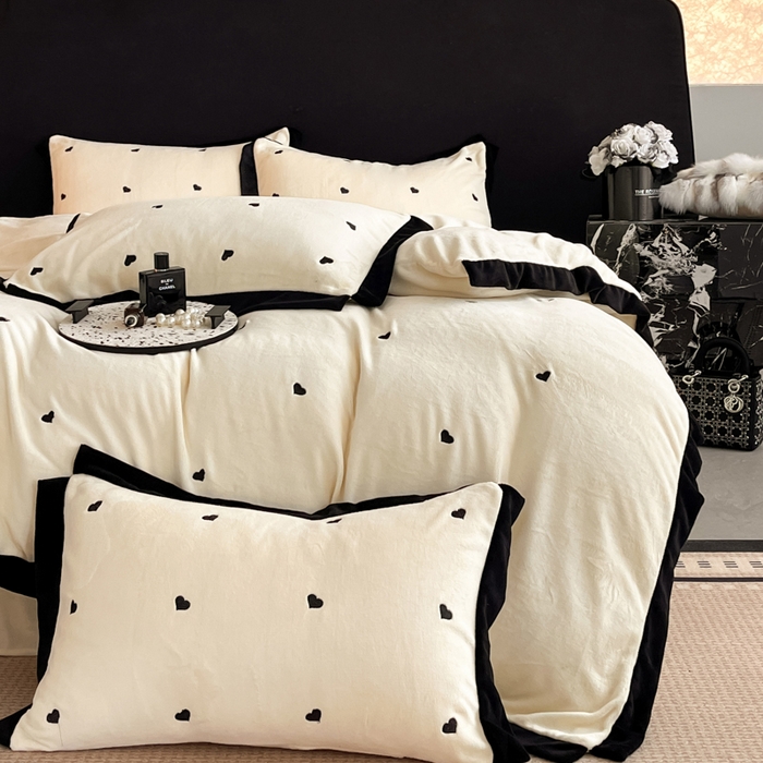 91家纺网 家纺一手货源 找家纺 米彩家纺 2024新款A类轻奢风牛奶绒绣花四件套-爱心蝴蝶结系列 爱心-奶昔白