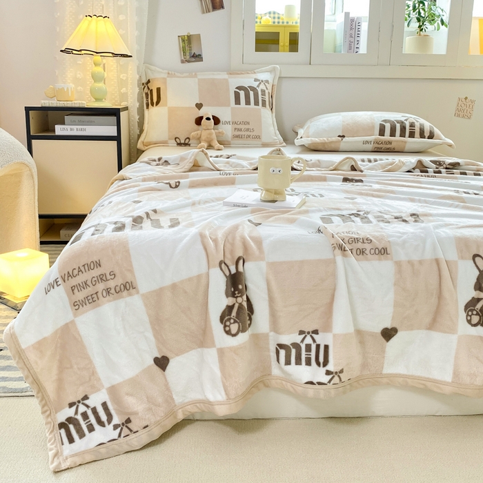 91家纺网 家纺一手货源 找家纺 楠沐家纺 2025新款双面牛奶绒多功能印花毛毯 比心兔