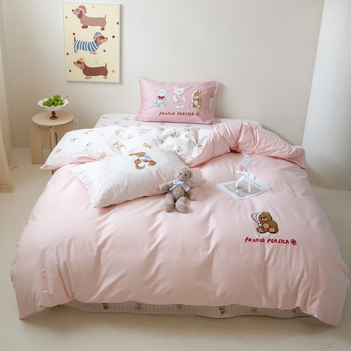 91家纺网 家纺一手货源 找家纺 窝米2024毛巾绣x数码 13370全棉撞色卡通系列四件套 小熊乖宝