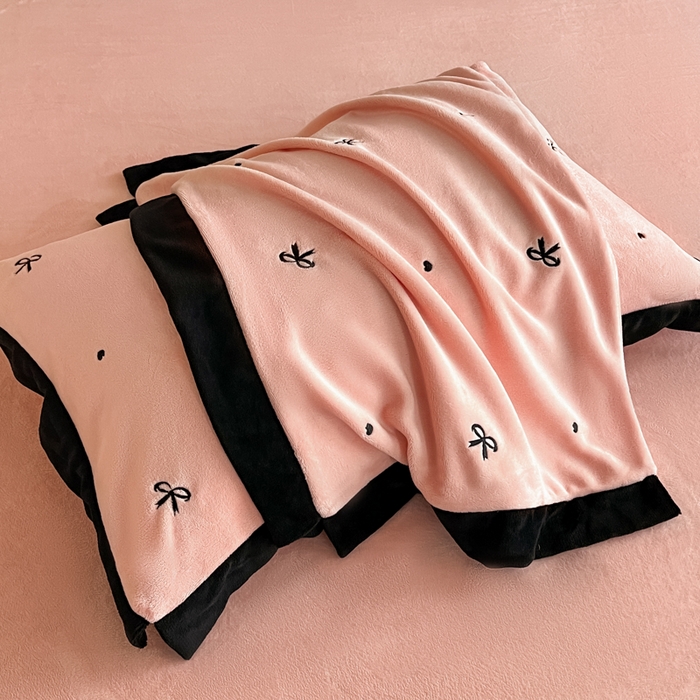 91家纺网 家纺一手货源 找家纺 米彩家纺 2024新款A类轻奢风牛奶绒绣花四件套-爱心蝴蝶结系列 蝴蝶结-粉玉