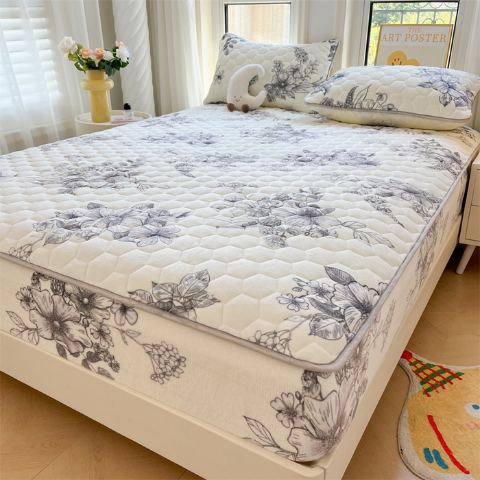 91家纺网 家纺一手货源 找家纺 伊人坊 2024新款牛奶绒印花大豆夹棉床笠 午后花园