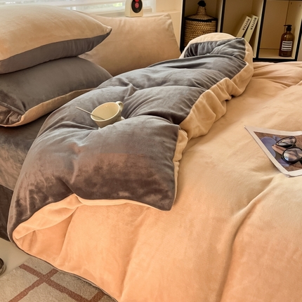 91家纺网 家纺一手货源 找家纺 绘萱 2025新款高克重纯色双拼牛奶绒四件套 简约卡其灰