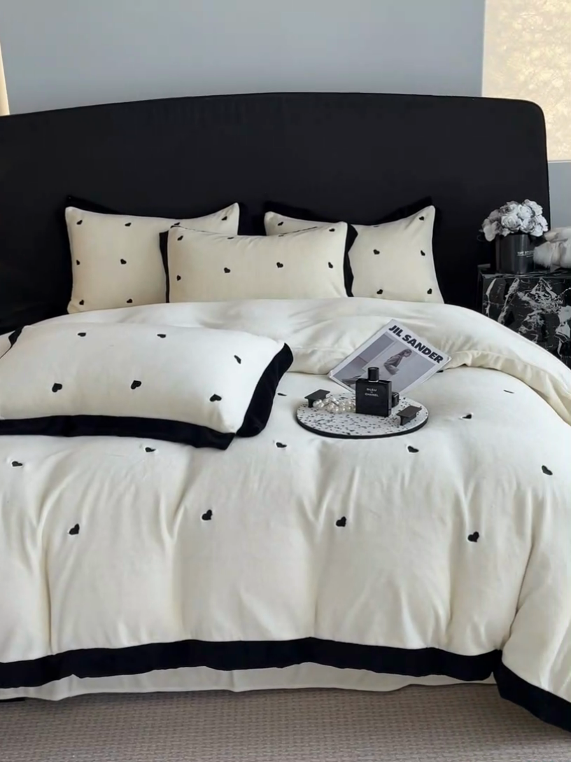 91家纺网 家纺一手货源 找家纺 米彩家纺 2024新款A类轻奢风牛奶绒绣花四件套-爱心蝴蝶结系列 爱心-奶昔白