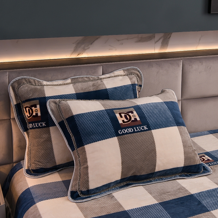 91家纺网 家纺一手货源 找家纺 曼尼家纺2025高克重直播印花床裙款法莱绒金貂珊瑚绒牛奶绒四件套 蓝大格