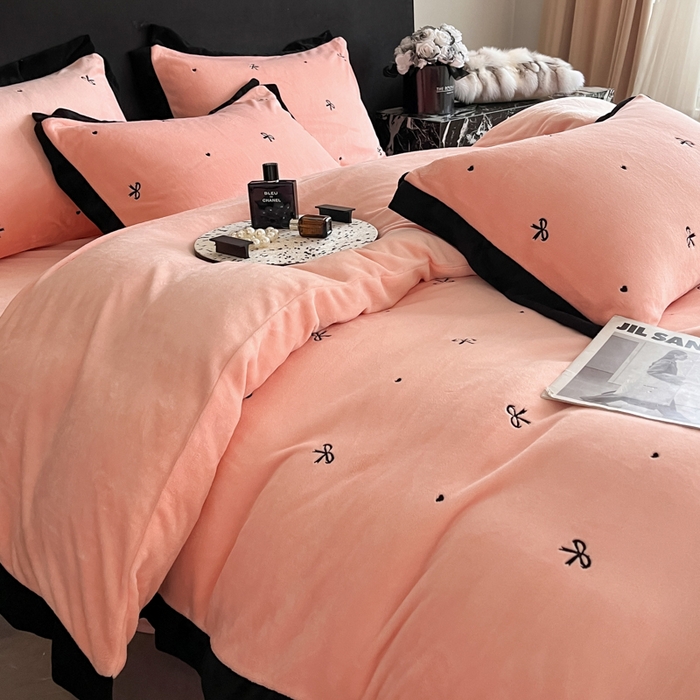 91家纺网 家纺一手货源 找家纺 米彩家纺 2024新款A类轻奢风牛奶绒绣花四件套-爱心蝴蝶结系列 蝴蝶结-粉玉