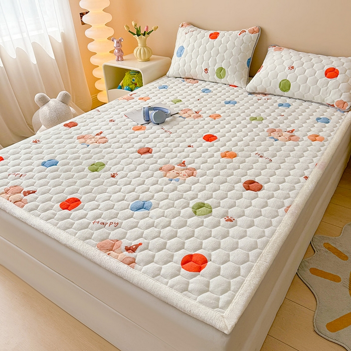 91家纺网 家纺一手货源 找家纺 伊人坊 2024新款牛奶绒印花大豆夹棉床护垫 快乐小熊