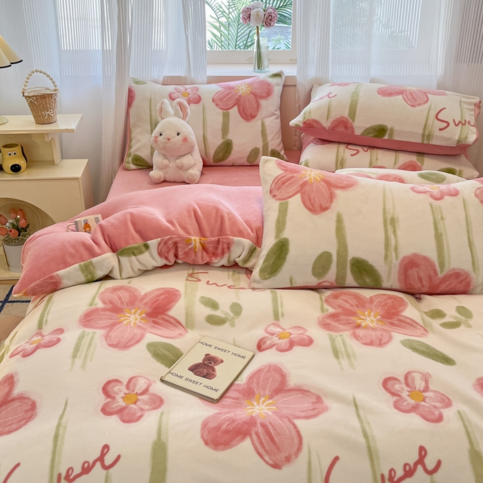 91家纺网 家纺一手货源 找家纺 绘萱家居 2025新款高克重印花牛奶绒四件套 花儿朵朵