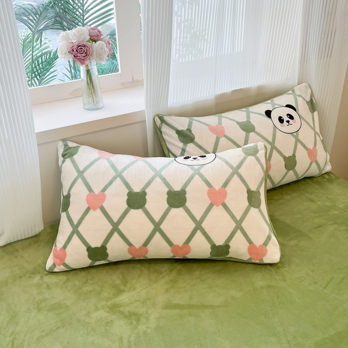 91家纺网 家纺一手货源 找家纺 绘萱家居 2025新款高克重印花牛奶绒四件套 萌萌熊猫