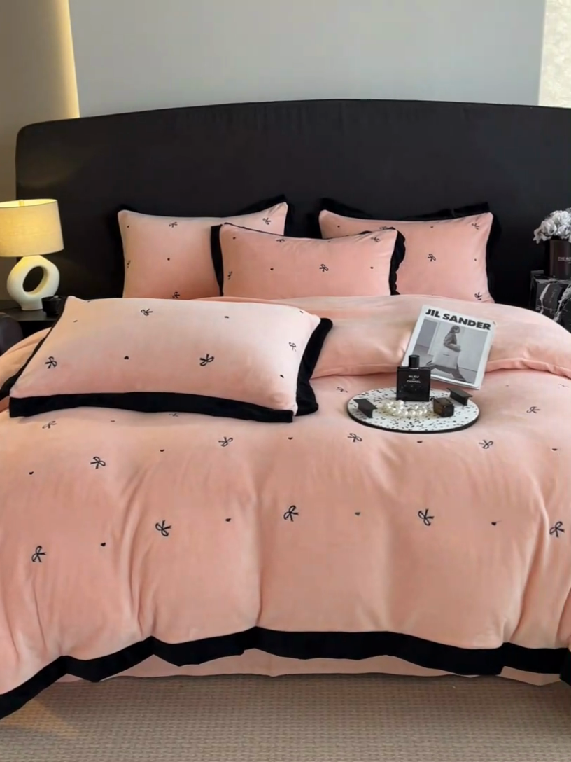 91家纺网 家纺一手货源 找家纺 米彩家纺 2024新款A类轻奢风牛奶绒绣花四件套-爱心蝴蝶结系列 蝴蝶结-粉玉