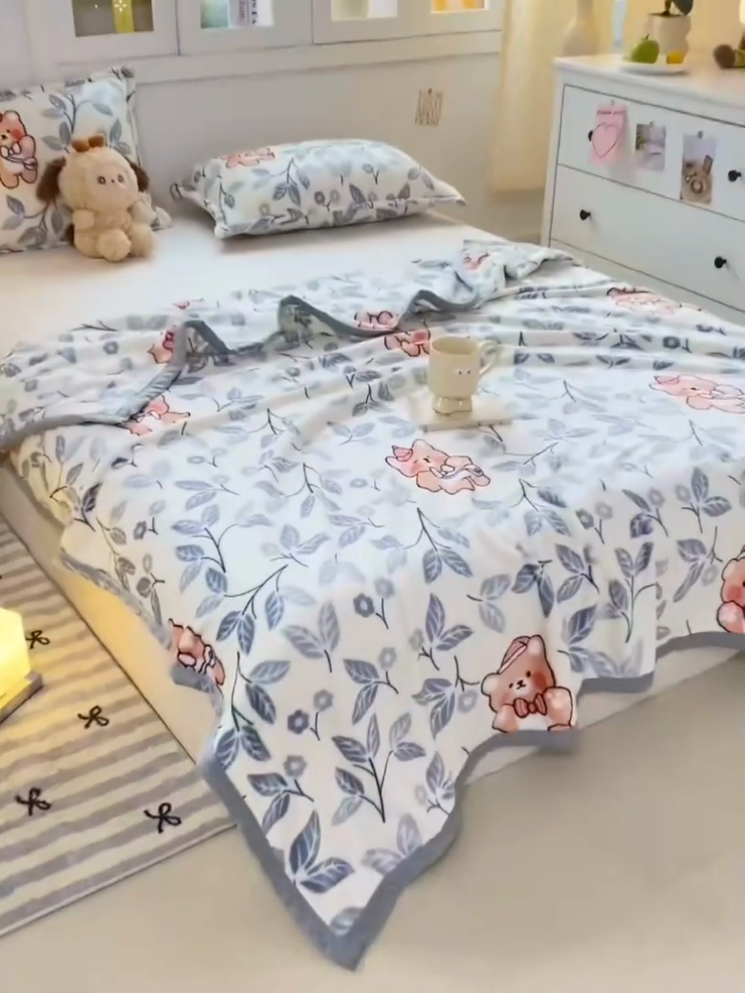 91家纺网 家纺一手货源 找家纺 楠沐家纺 2025新款双面牛奶绒多功能印花毛毯 蓝叶熊