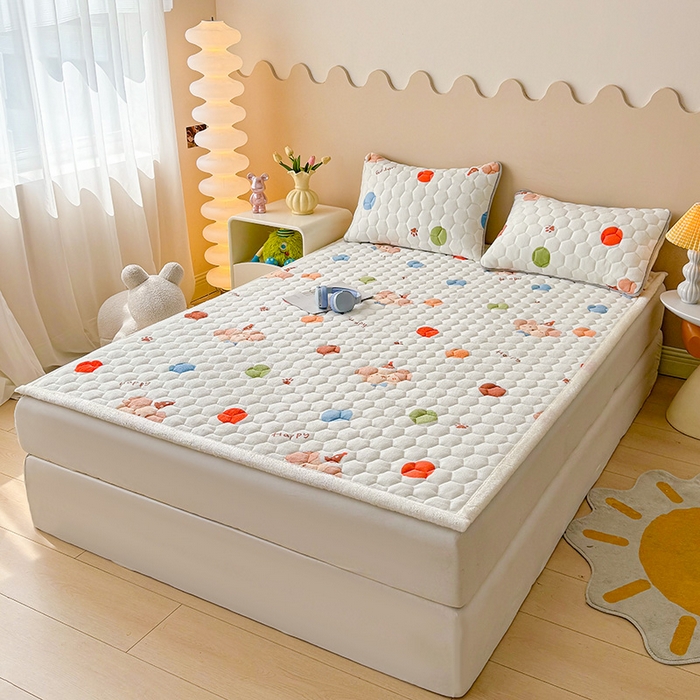 91家纺网 家纺一手货源 找家纺 伊人坊 2024新款牛奶绒印花大豆夹棉床护垫 快乐小熊