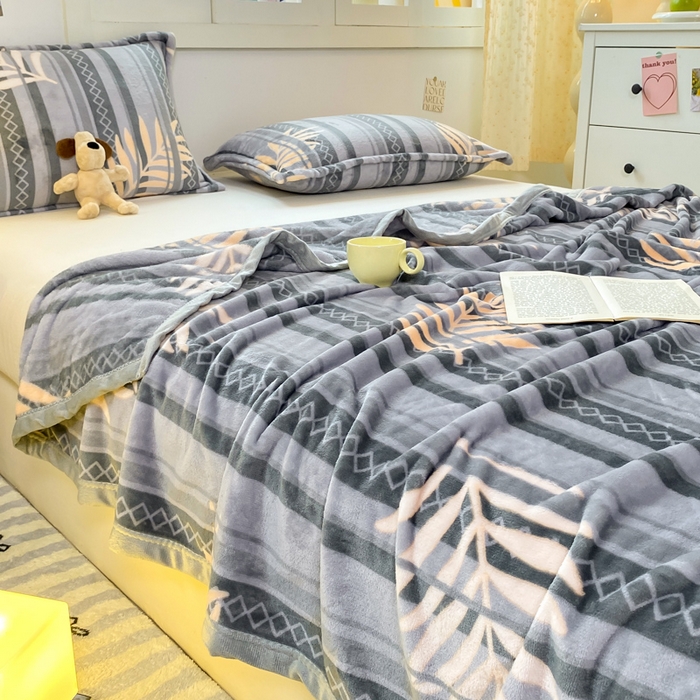 91家纺网 家纺一手货源 找家纺 楠沐家纺 2025新款双面牛奶绒多功能印花毛毯 丛林密语