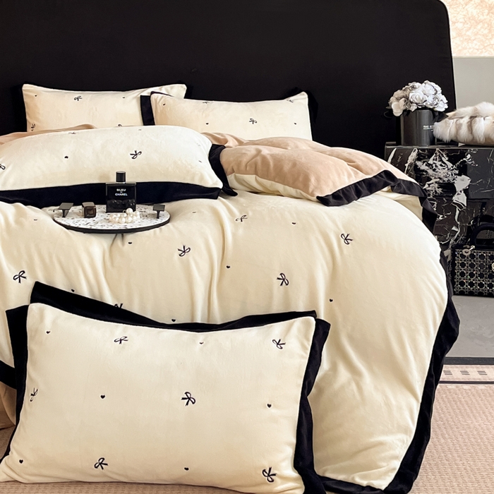 91家纺网 家纺一手货源 找家纺 米彩家纺 2024新款A类轻奢风牛奶绒绣花四件套-爱心蝴蝶结系列 蝴蝶结-奶昔白拼香槟