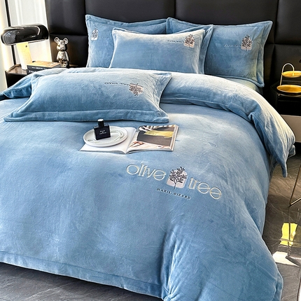 91家纺网 家纺一手货源 找家纺 橘姿家纺 2024新款高克重九斤牛奶绒绣花四件套 相伴-蓝灰