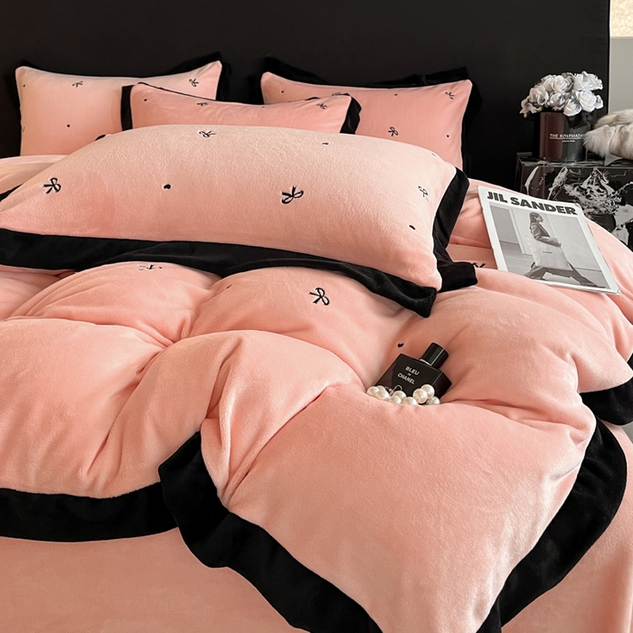 91家纺网 家纺一手货源 找家纺 米彩家纺 2024新款A类轻奢风牛奶绒绣花四件套-爱心蝴蝶结系列 蝴蝶结-粉玉