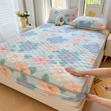 91家纺网 家纺一手货源 找家纺 （总）伊人坊 2024新款牛奶绒印花大豆夹棉床笠