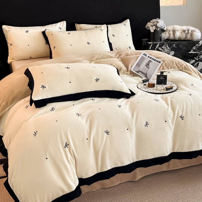 91家纺网 家纺一手货源 找家纺 米彩家纺 2024新款A类轻奢风牛奶绒绣花四件套-爱心蝴蝶结系列 蝴蝶结-奶昔白拼香槟