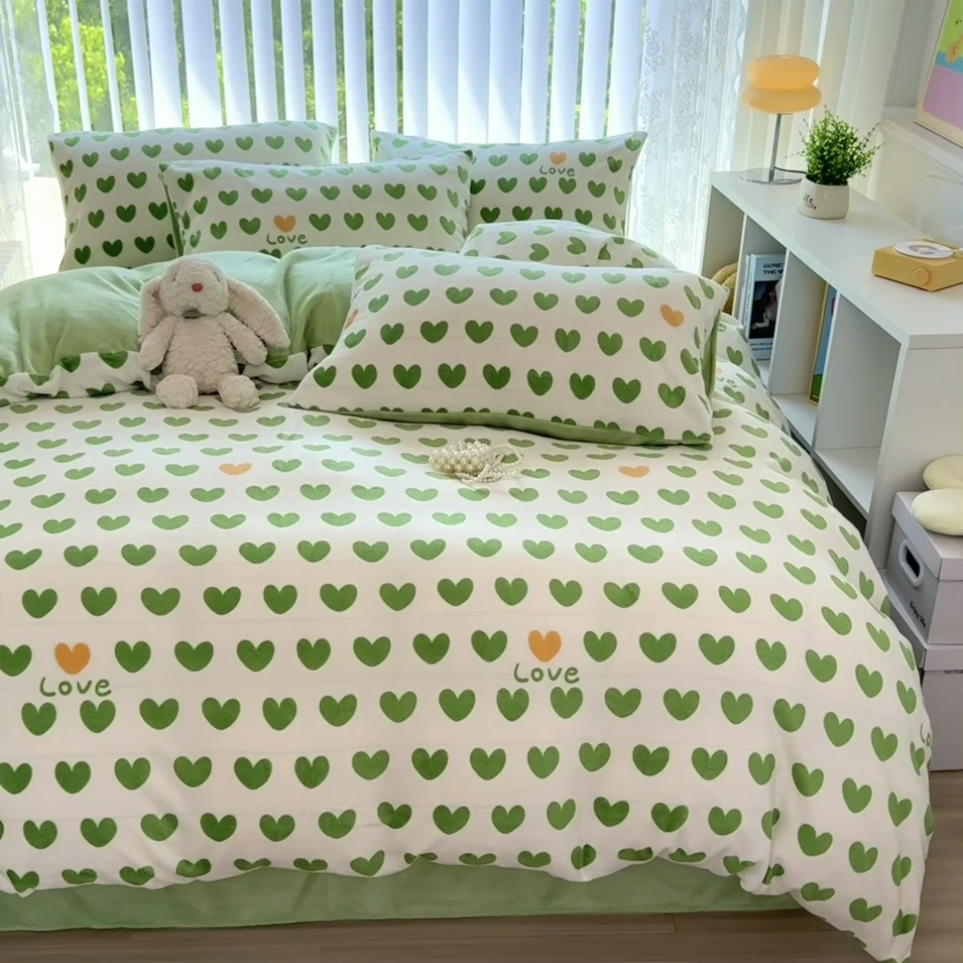 91家纺网 家纺一手货源 找家纺 觅妮家纺 2025新款高克重秋冬加厚印花牛奶绒四件套 爱心绿