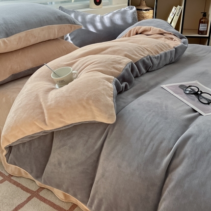 91家纺网 家纺一手货源 找家纺 绘萱 2025新款高克重纯色双拼牛奶绒四件套 简约灰卡其