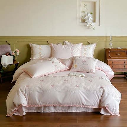 91家纺网 家纺一手货源 找家纺 FORTWO家纺原创设计（FOR TWO家纺） 2024新款100s绣花蕾丝长绒棉四件套 玫瑰恋曲-奶白