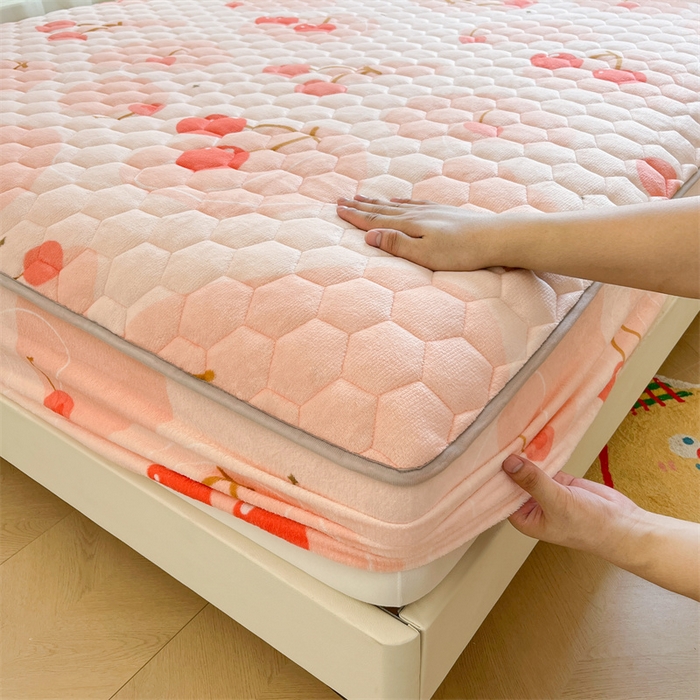 91家纺网 家纺一手货源 找家纺 伊人坊 2024新款牛奶绒印花大豆夹棉床笠 爱心樱桃