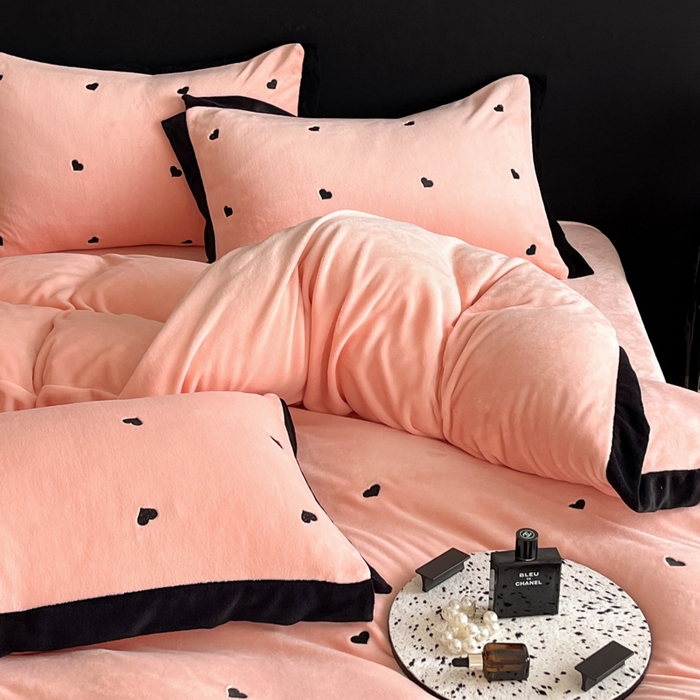 91家纺网 家纺一手货源 找家纺 米彩家纺 2024新款A类轻奢风牛奶绒绣花四件套-爱心蝴蝶结系列 爱心-粉玉