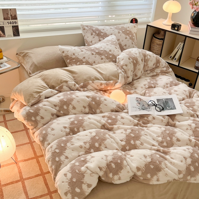 91家纺网 家纺一手货源 找家纺 金爱家 2024新款全消光牛奶绒A类纯色獭兔毛绒立体雕花牛奶绒四件套 兔毛意境咖