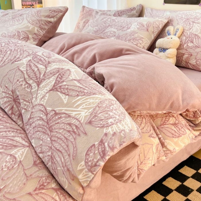 91家纺网 家纺一手货源 找家纺 2024新款原创白色小清新场景雕花牛奶绒单被套四件套 仙贝-粉