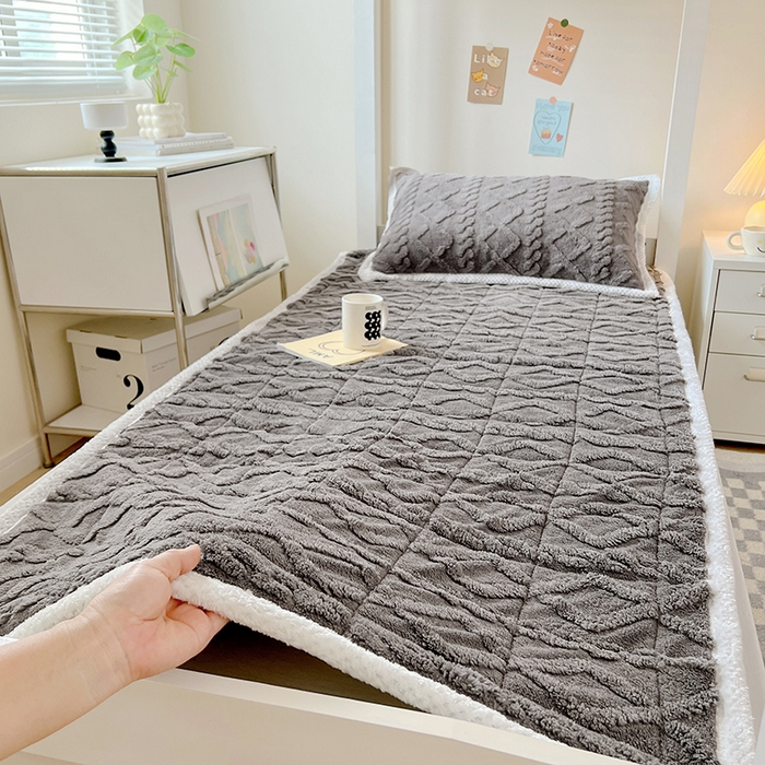 91家纺网 家纺一手货源 找家纺 贝拉梦家纺 2024新款塔肤绒牛奶绒纯色学生宿舍夹棉软床垫子护床垫 古鼎灰