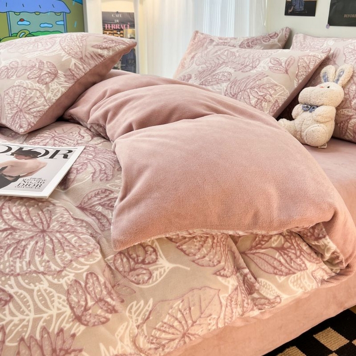 91家纺网 家纺一手货源 找家纺 2024新款原创白色小清新场景雕花牛奶绒单被套四件套 仙贝-粉