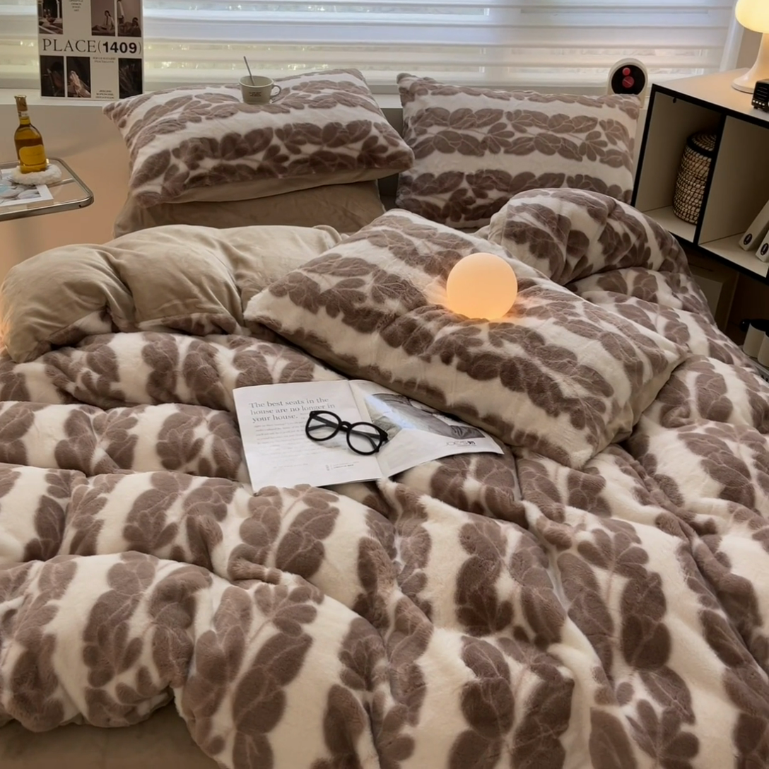 91家纺网 家纺一手货源 找家纺 金爱家 2024新款全消光牛奶绒A类纯色獭兔毛绒立体雕花牛奶绒四件套 兔毛麦穗咖