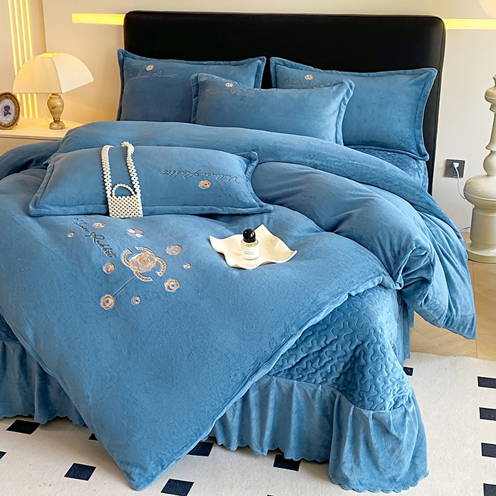 91家纺网 家纺一手货源 找家纺 陌乘坊家纺 2024新款牛奶绒床盖款四件套-香奈 香奈-宾利蓝