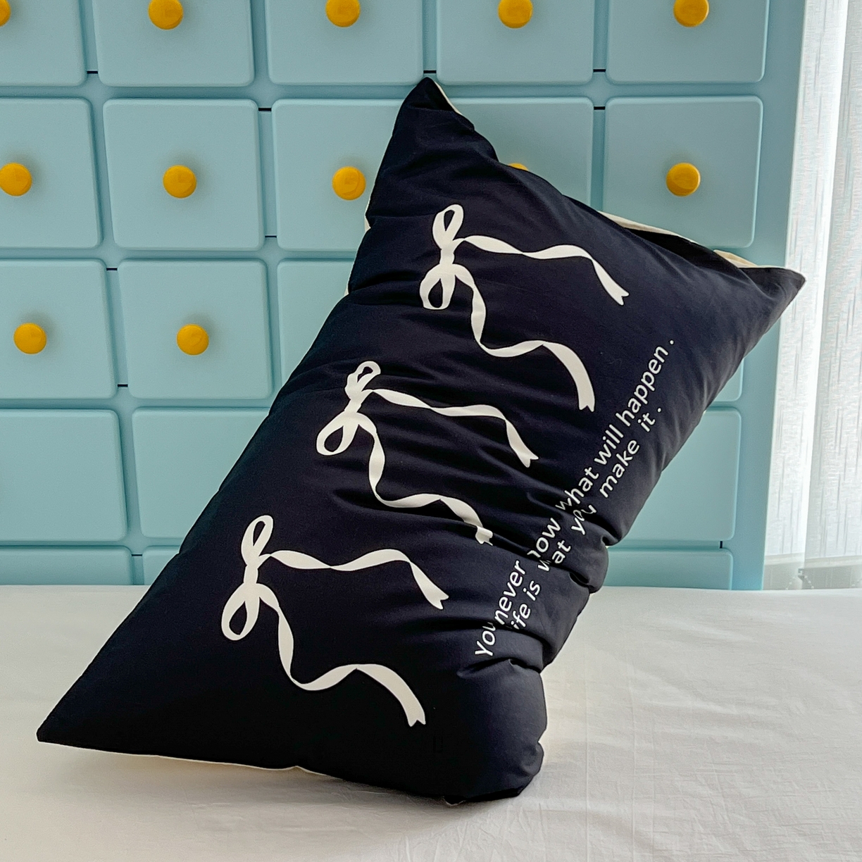 91家纺网 家纺一手货源 找家纺 昔可家纺 2024新款数码印花单品枕套系列-ins风系列 黑色丝带蝴蝶结