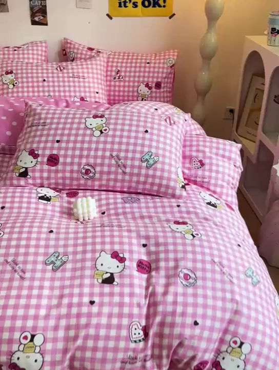 91家纺网 家纺一手货源 找家纺 朵希曼 2025新款全棉三丽鸥卡通印花系列四件套 粉格凯蒂