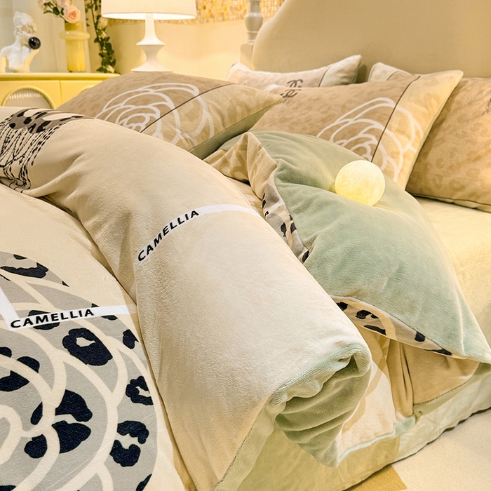 91家纺网 家纺一手货源 找家纺 新方向 2025年 A类全消光牛奶绒四件套-漫步温莎-奶油白