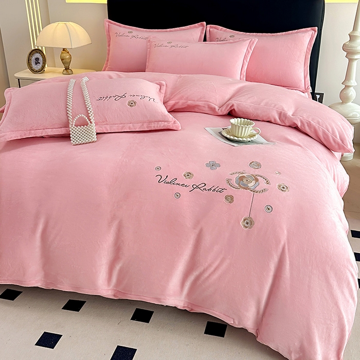 91家纺网 家纺一手货源 找家纺 陌乘坊家纺 2024新款牛奶绒床盖款四件套-香奈 香奈-樱花粉