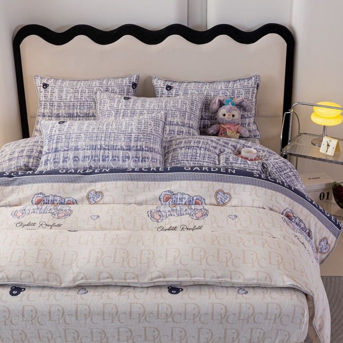 91家纺网 家纺一手货源 找家纺 欧喜璐 2024年新款 8.5-9.5斤加厚牛奶绒金貂绒法莱绒四件套单被套 爱心熊.