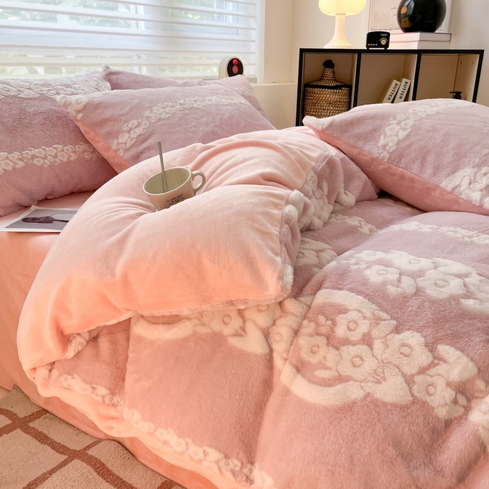 91家纺网 家纺一手货源 找家纺 金爱家 2024新款全消光牛奶绒A类纯色獭兔毛绒立体雕花牛奶绒四件套 兔毛花语粉