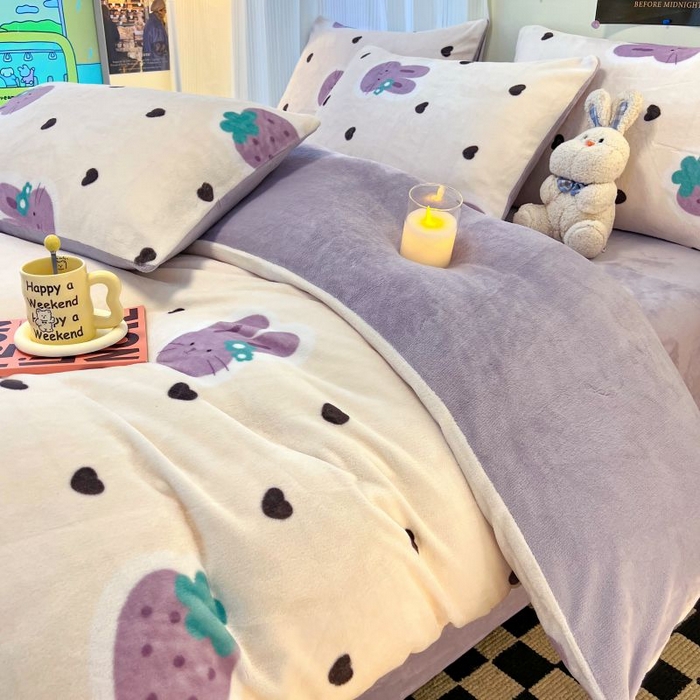 91家纺网 家纺一手货源 找家纺 2024新款原创白色小清新场景牛奶绒单被套 紫色草莓兔