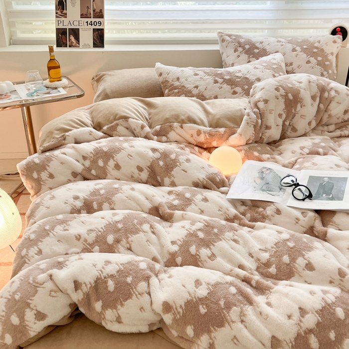 91家纺网 家纺一手货源 找家纺 金爱家 2024新款全消光牛奶绒A类纯色獭兔毛绒立体雕花牛奶绒四件套 兔毛意境咖