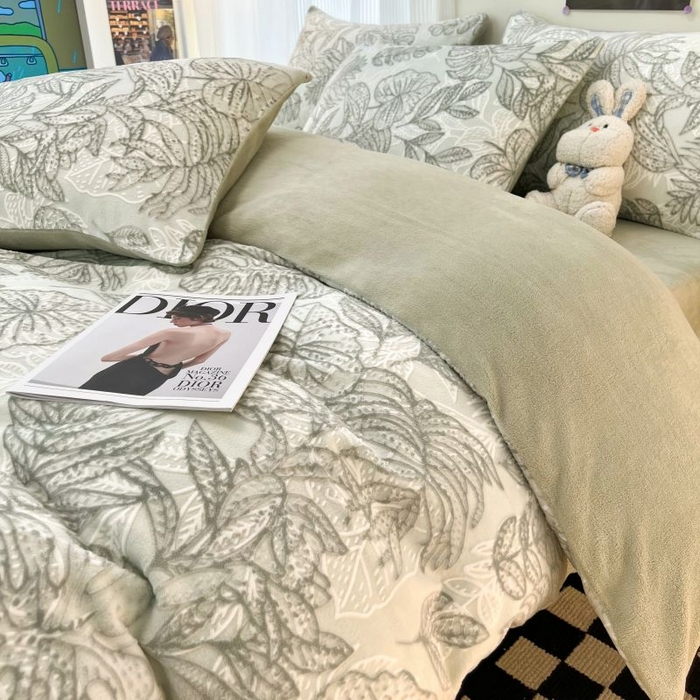 91家纺网 家纺一手货源 找家纺 2024新款原创白色小清新场景雕花牛奶绒单被套四件套 仙贝-绿