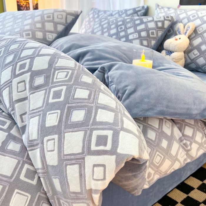 91家纺网 家纺一手货源 找家纺 2024新款原创白色小清新场景雕花牛奶绒单被套四件套 幸运魔方