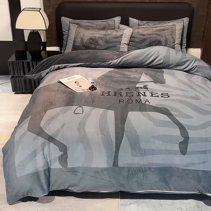 91家纺网 家纺一手货源 找家纺 新方向 2025A类丽丝绒+全消光牛奶绒四件套-奥弗恩-深灰