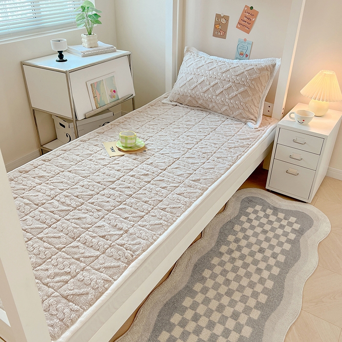 91家纺网 家纺一手货源 找家纺 贝拉梦家纺 2024新款塔肤绒牛奶绒纯色学生宿舍夹棉软床垫子护床垫 奶丝米