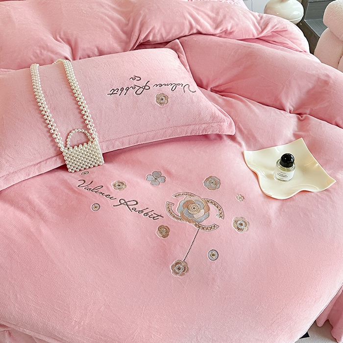 91家纺网 家纺一手货源 找家纺 陌乘坊家纺 2024新款牛奶绒床盖款四件套-香奈 香奈-樱花粉