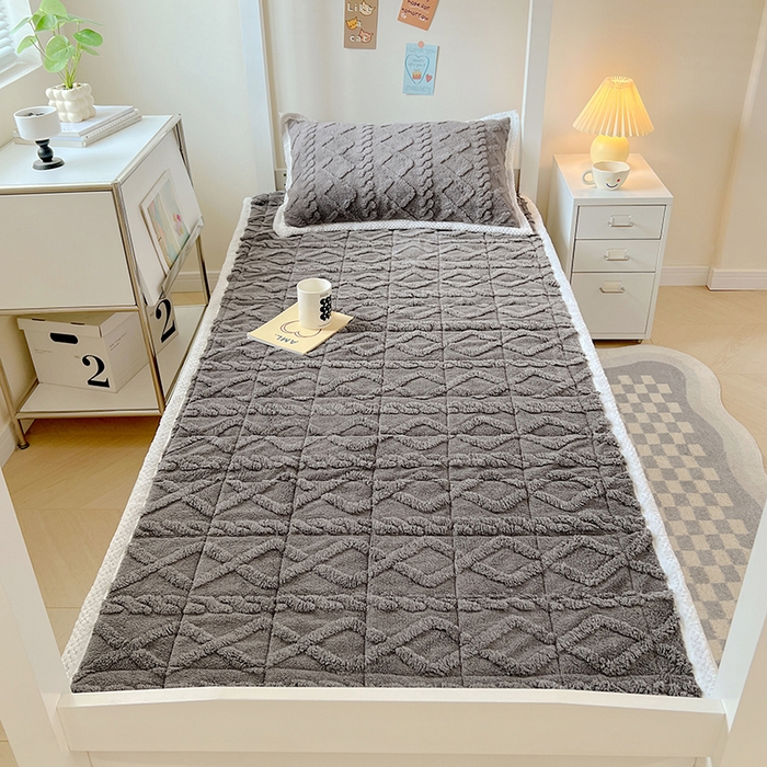 91家纺网 家纺一手货源 找家纺 贝拉梦家纺 2024新款塔肤绒牛奶绒纯色学生宿舍夹棉软床垫子护床垫 古鼎灰