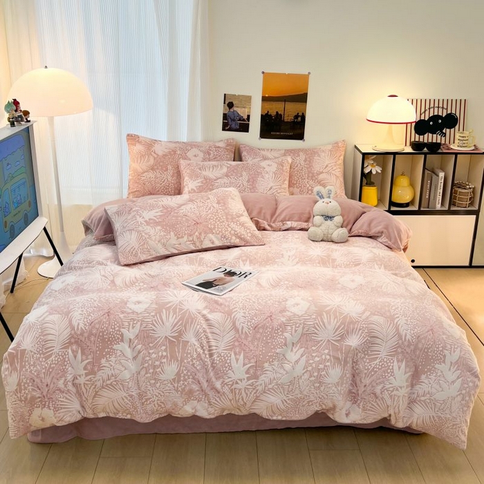 91家纺网 家纺一手货源 找家纺 2024新款原创白色小清新场景雕花牛奶绒单被套四件套 叶语-粉